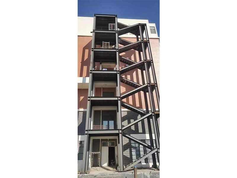 济南市中区舜耕路68号艺术学校外挂钢楼梯