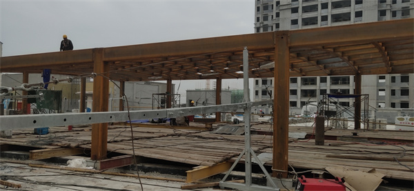 商铺楼顶中央镂空采光顶钢结构案例